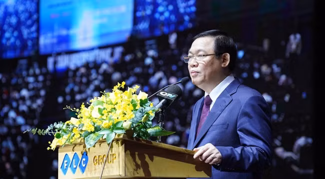 Вице-премьер Выонг Динь Хюэ выступает на форуме. Фото: vneconomy.vn