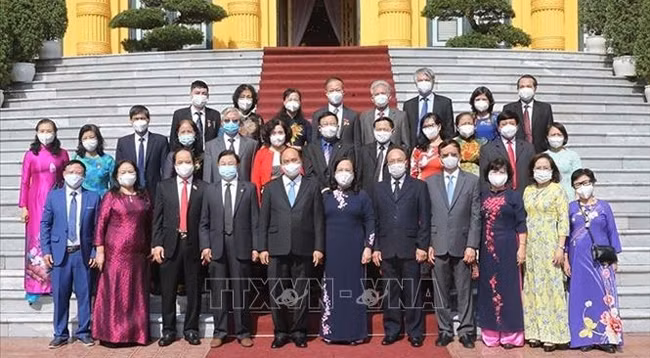 Президент Вьетнама Нгуен Суан Фук фотографируется с делегацией выдающихся пожилых людей. Фото: VNA