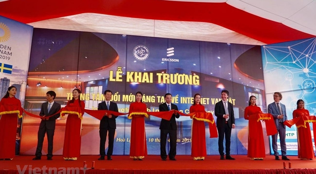 Делегаты разрезают ленту в знак открытия Центра. Фото: vietnamplus.vn