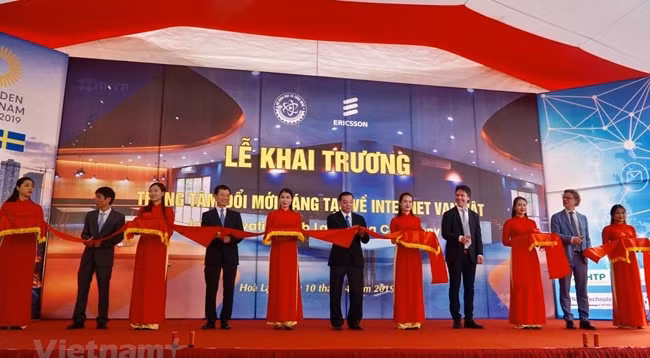 Делегаты разрезают ленту в знак открытия Центра. Фото: vietnamplus.vn