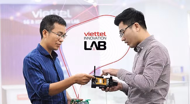 Инженеры Viettel проводят тестирование качества сети 5G.