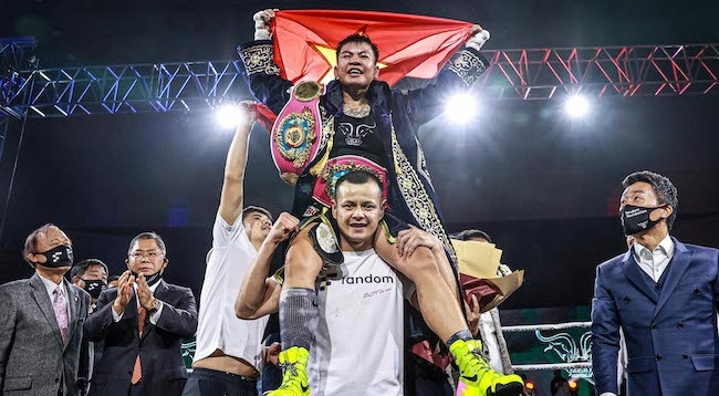 Тху Ньи поднимает вьетнамский флаг. Фото: WBO
