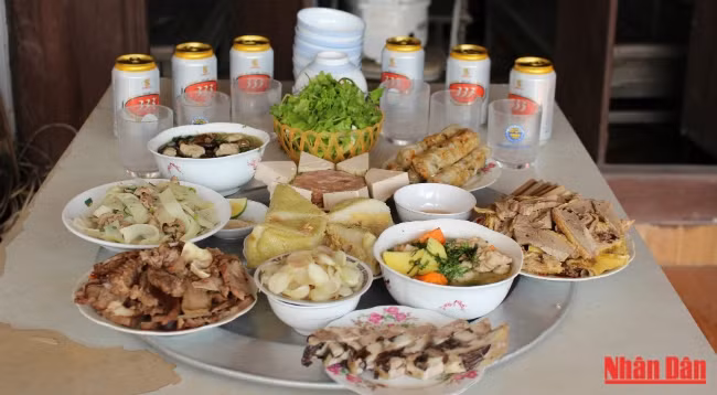 Традиционный новогодний стол в знак поклонения предкам. 