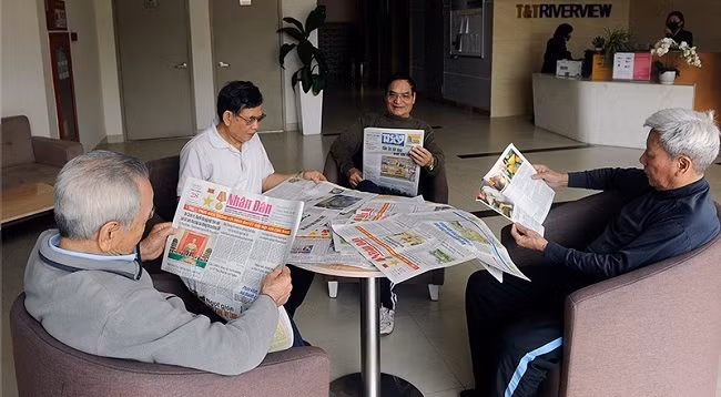 Газета «Нянзан» является надежным источником информации для читателей в стране и за рубежом. Фото: Данг Кхоа 