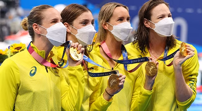 Женская сборная Австралии по плаванию с мировым рекордом завоевала золотую медаль. Фото: Рейтер