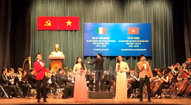 Художественный номер на церемонии празднования 45-летия со дня установления дипломатических отношений между Вьетнамом и Италией в 2018 г. Фото: hcmcpv.org.vn