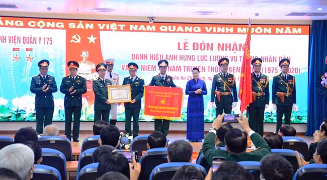 Председатель НС Нгуен Тхи Ким Нган вручает Военному госпиталю №175 грамоту о присвоении звания Героя Народных Вооруженных Сил. 
