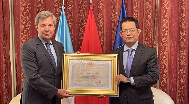 Посол Зыонг Куок Тхань (справа) вручает Орден Дружбы бывшему Послу Хуану Карлосу Валле Ралигхе. Фото: VNA