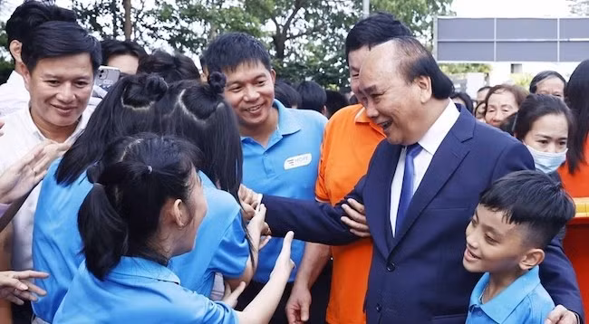 Президент Нгуен Суан Фук и ученики школы «Надежда». Фото: VNA