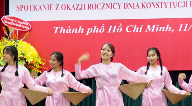 Художественный номер в рамках встречи. Фото: hcmcpv.org.vn