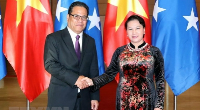 Председатель НС Вьетнама Нгуен Тхи Ким Нган (справа) и Председатель Парламента Федеративных Штатов Микронезии Уэсли У. Симина. Фото: VNA