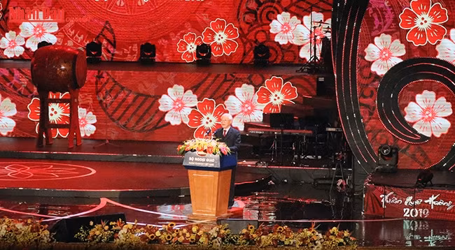 Генеральный секретарь ЦК КПВ, Президент Вьетнама Нгуен Фу Чонг выступает с речью.