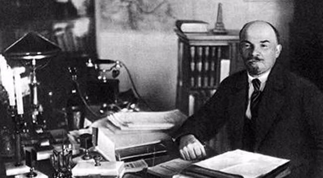 В.И.Ленин в своем кабинете в Кремле, 4 октября 1922 года, Москва.