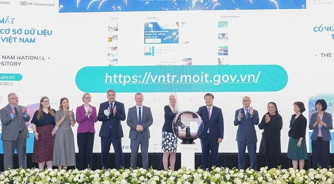 Замминистра промышленности и торговли Вьетнама До Тханг Хай и Младший министр иностранных дел Великобритании по азиатским делам Аманда Миллинг нажимают кнопку запуска портала VNTR. Фото: congthuong.vn