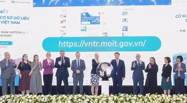 Замминистра промышленности и торговли Вьетнама До Тханг Хай и Младший министр иностранных дел Великобритании по азиатским делам Аманда Миллинг нажимают кнопку запуска портала VNTR. Фото: congthuong.vn