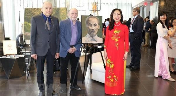 Художники Жана-Мориса Желина, Ги Лапьера и директор Канадско-вьетнамского общество Нгуен Дай Чанг. Фото: VNA