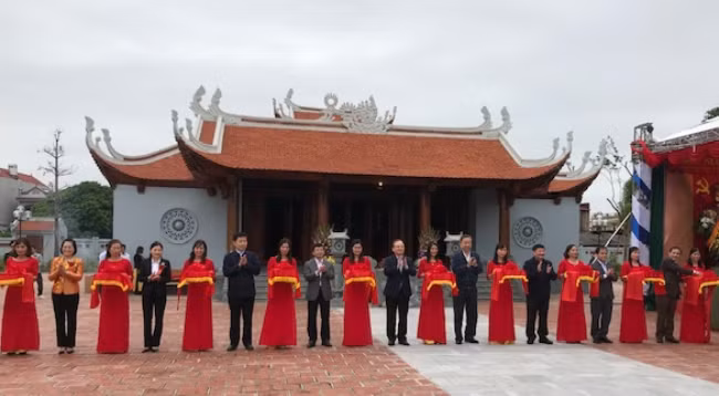 Министр общественной безопасности Вьетнама, генерал армии То Лам и делегаты разрезают ленту на церемонии открытия.