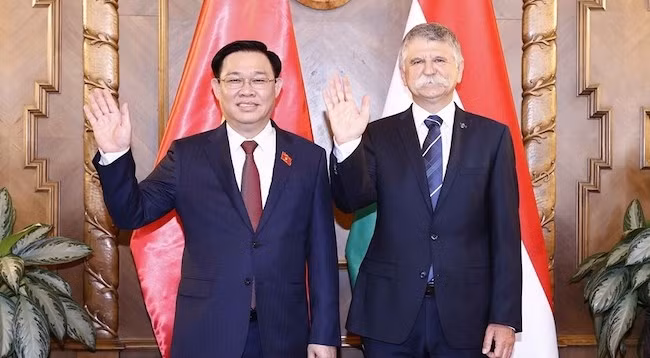 Председатель НС Вьетнама Выонг Динь Хюэ и Председатель НС Венгрии Ласло Кевер. Фото: VNA
