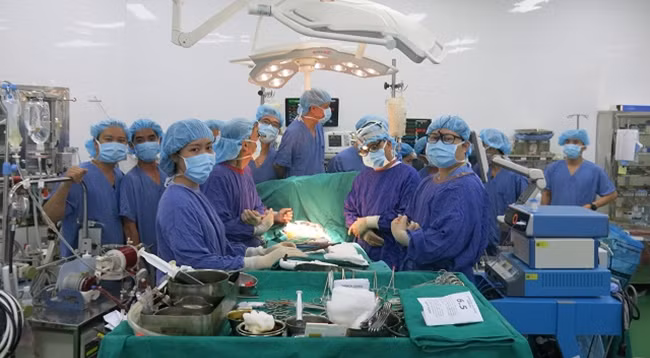 Трансплантация легких одновременно с операцией на открытом сердце для восстановления врожденных пороков сердца проводилась 12 часов.