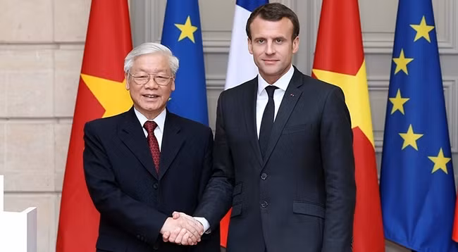 Генеральный секретарь ЦК КПВ Нгуен Фу Чонг (слева) и Президент Франции Эмманюэль Макрон. Фото: VNA