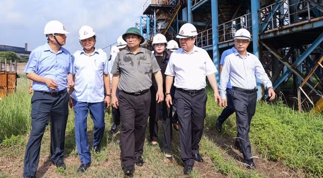 Премьер-министр Фам Минь Тьинь осматривает проект TISCO 2. Фото: Чан Хай