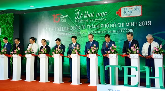 Делегаты разрезают ленту открытия ярмарки. Фото: Хунг Кхоа