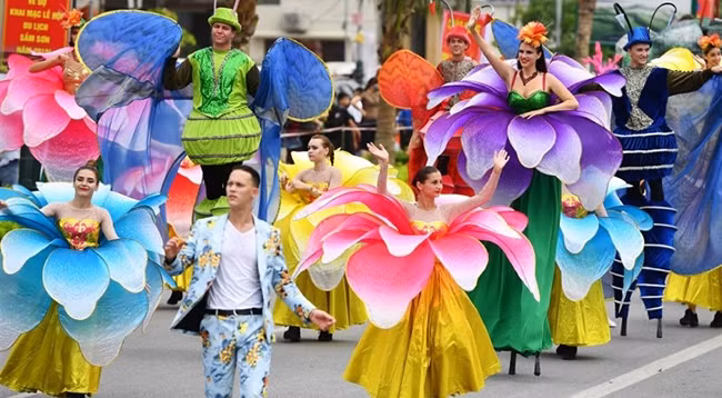 Артисты в красочных костюмах на Карнавале. Фото: baothanhhoa.vn