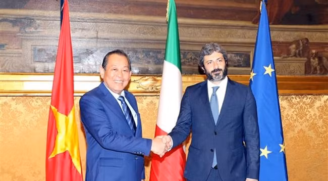 Вице-премьер Вьетнама Чыонг Хоа Бинь (слева) и Председатель нижней палаты итальянского парламента Роберто Фико. Фото: VNA