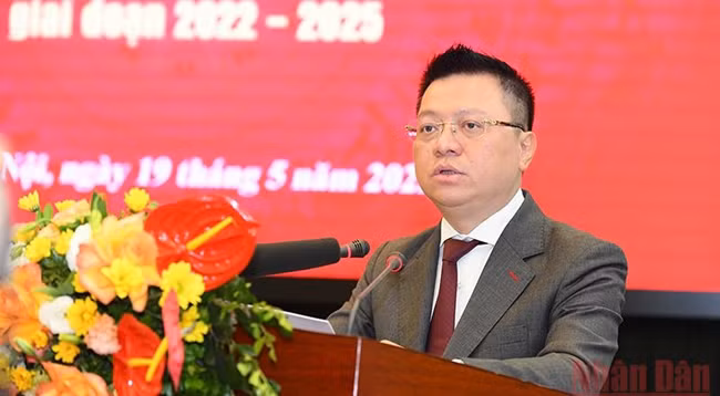 Главный редактор газеты «Нянзан» Ле Куок Минь выступает на конференции.