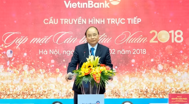 Премьер-министр Вьетнама Нгуен Суан Фук на встрече с сотрудниками Vietinbank. Фото: VGP