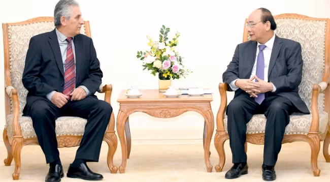 Премьер-министр Вьетнама Нгуен Суан Фук (справа) и Генеральный секретарь ВФП Джордж Маврикос. Фото: VGP 