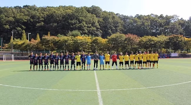 Команды «Hwasong FC» и «Bac Giang FC» перед матчем. Фото: Общество вьетнамцев в г. Тэджон
