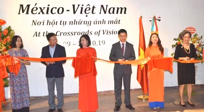 Церемония разрезания ленты открытия фотовыставки. Фото: baoquocte.vn