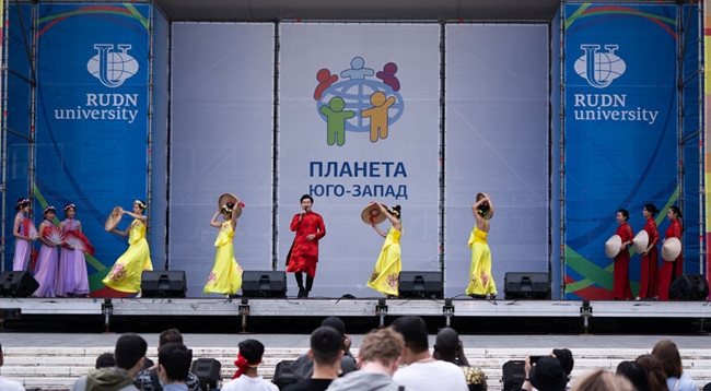 Художественный номер вьетнамских студентов. Фото: Тхань Тхе