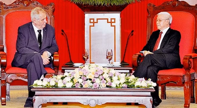 Генеральный секретарь ЦК КПВ Нгуен Фу Чонг (справа) и Президент Чехии Милош Земан