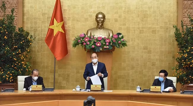 Премьер-министр Нгуен Суан Фук выступает на заседании. Фото: Чан Хай