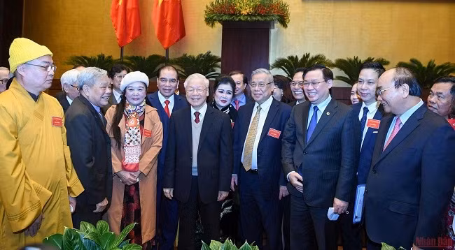 Генеральный секретарь ЦК КПВ Нгуен Фу Чонг, Президент Вьетнама Нгуен Суан Фук, Председатель НС Вьетнама Выонг Динь Хюэ и делегаты на конференции. Фото: Данг Кхоа 