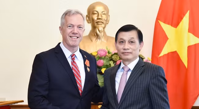 Бывший посол Тед Осиус награжден орденом Дружбы Вьетнама за его вклад в укрепление сотрудничества между Вьетнамом и США. Фото: baoquocte.vn