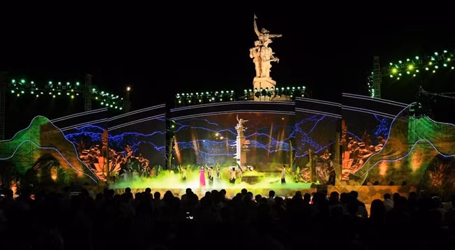 Программа «Священная земля Донглок» посвящена бойцам, которые сражались за Родину. Фото: Тхань Дат 