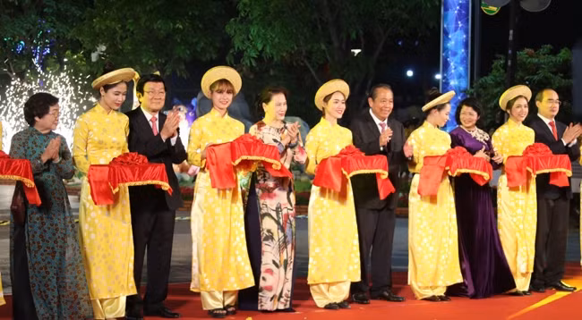 Делегаты разрезают ленту открытия цветочной улицы 2018. Фото: baogiaothong.vn