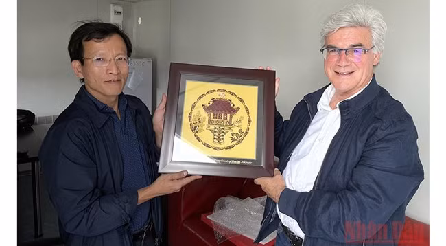 Вручение сувенира товарищу Патрику Ле Ярику.