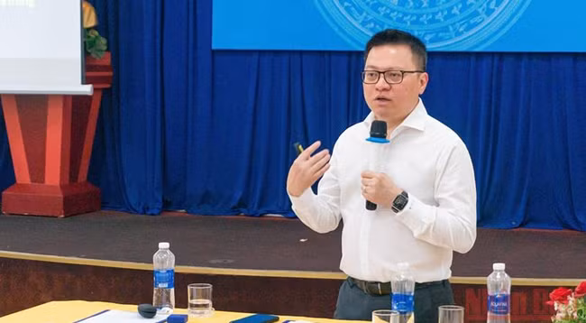 Товарищ Ле Куок Минь представляет специальный доклад «Цифровая трансформация в журналистике».