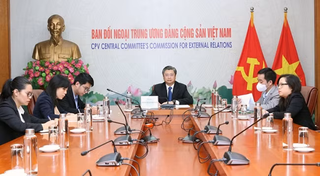 Делегация Отдела Центрального комитета Коммунистической партии Вьетнама по внешним связям на онлайн-беседе.