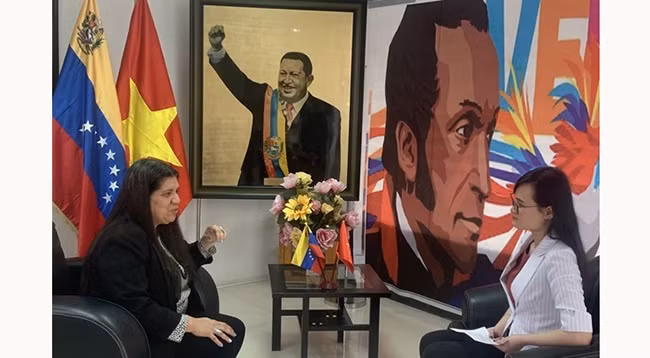 Посол Венесуэлы во Вьетнаме Татьяна Пью Морено (слева) дает интервью корреспонденту ВИА. Фото: VNA