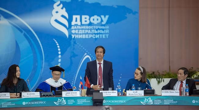 Ректор Нгуен Ким Шон выступает с докладом. Фото: vnu.edu.vn