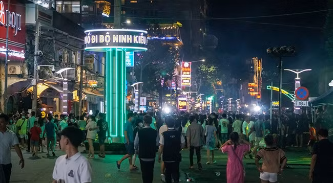 Пешеходная улица Нинькиеу. Фото: laodong.vn