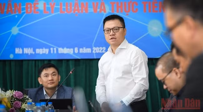 Товарищ Ле Куок Минь выступает на семинаре. Фото: Тхань Дат