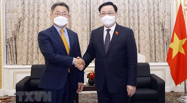 Председатель НС Выонг Динь Хюэ (справа) и Председатель, Генеральный директор корпорации «Amkor Technology» Чи Чен Рип. Фото: VNA