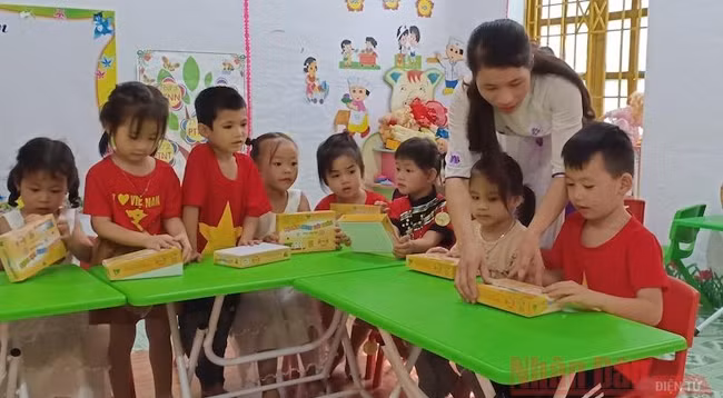 Преподаватель и ученики используют парты, стулья и школьные принадлежности, предоставленные газетой «Нянзан».