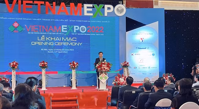 Министр промышленности и торговли Вьетнама Нгуен Хонг Зиен выступает на открытии выставки. Фото: VNA